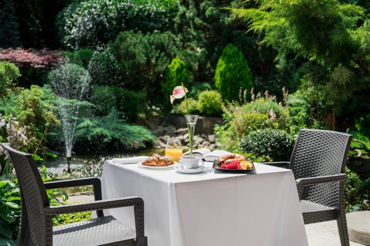 Booking Hotel & Spa Cracovie Extérieur photo The hotel's garden