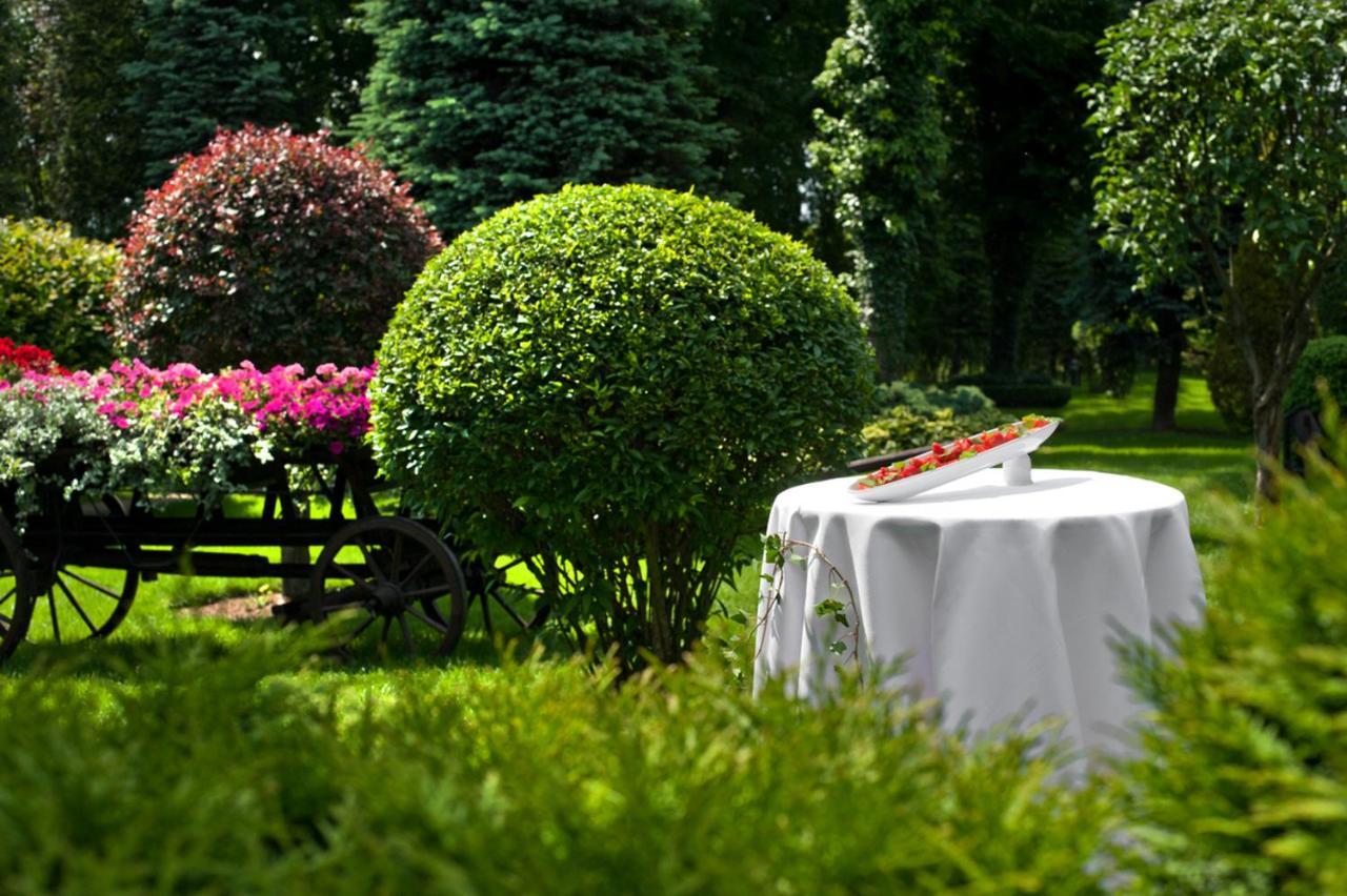 Booking Hotel & Spa Cracovie Extérieur photo The garden of the hotel