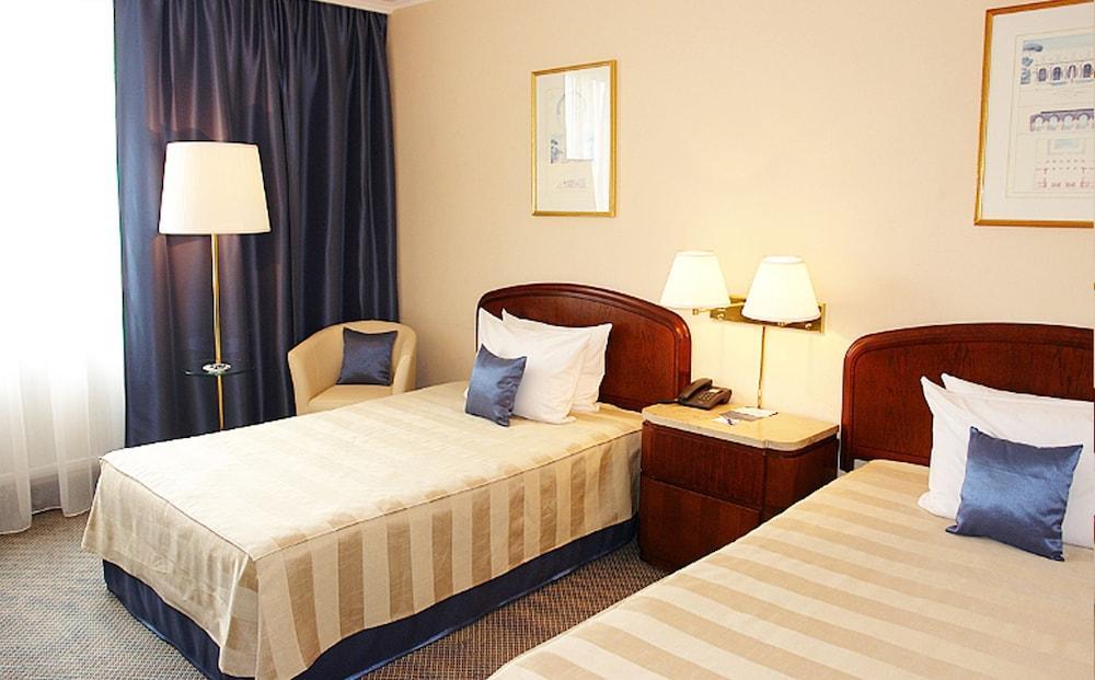 Booking Hotel & Spa Cracovie Extérieur photo A typical hotel room