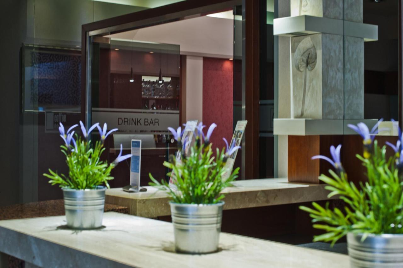 Booking Hotel & Spa Cracovie Extérieur photo The bar at the hotel