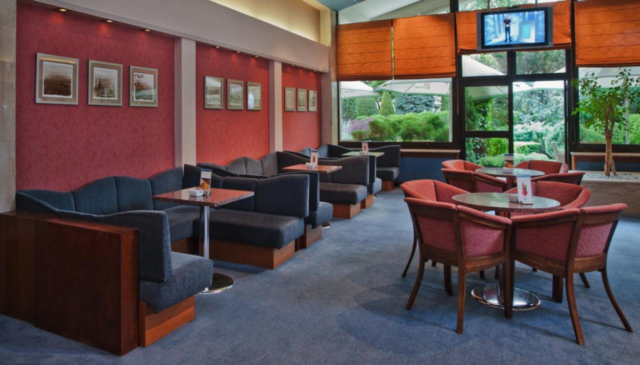 Booking Hotel & Spa Cracovie Extérieur photo The interior of the lounge