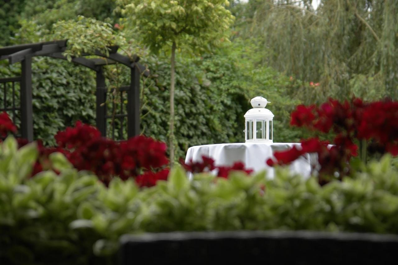 Booking Hotel & Spa Cracovie Extérieur photo The garden of the restaurant