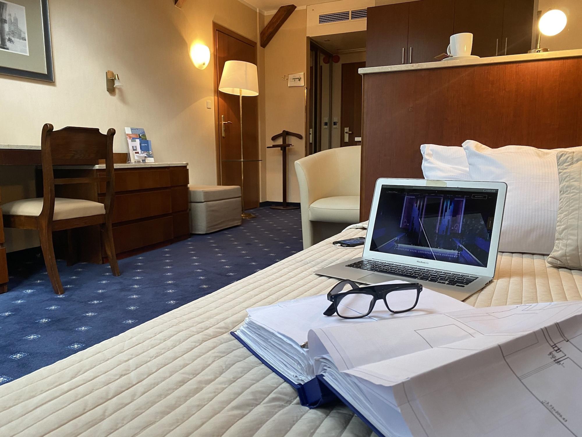 Booking Hotel & Spa Cracovie Extérieur photo A room at the hotel