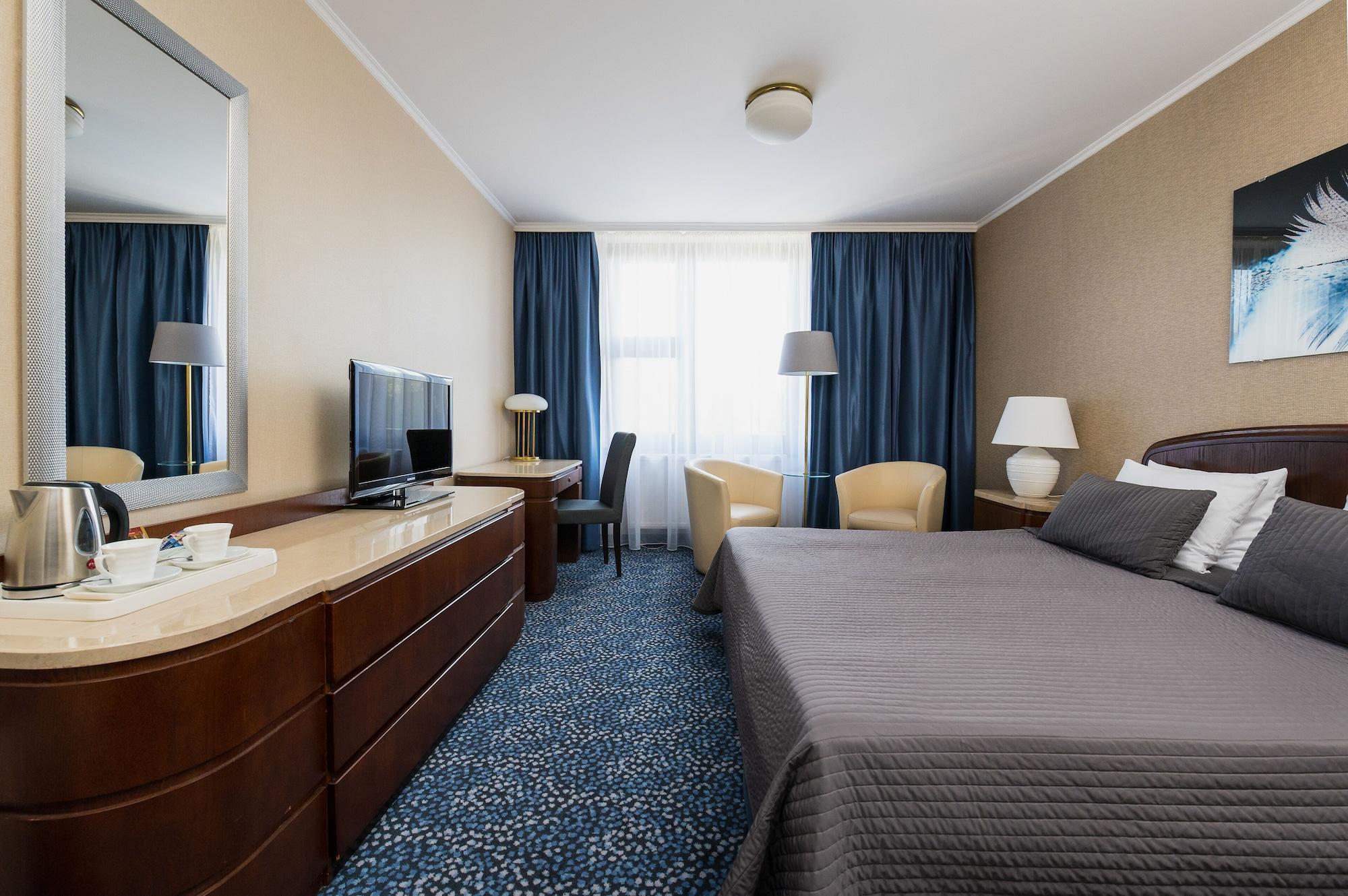 Booking Hotel & Spa Cracovie Extérieur photo A room at the Radisson Blu Hotel, Vilnius