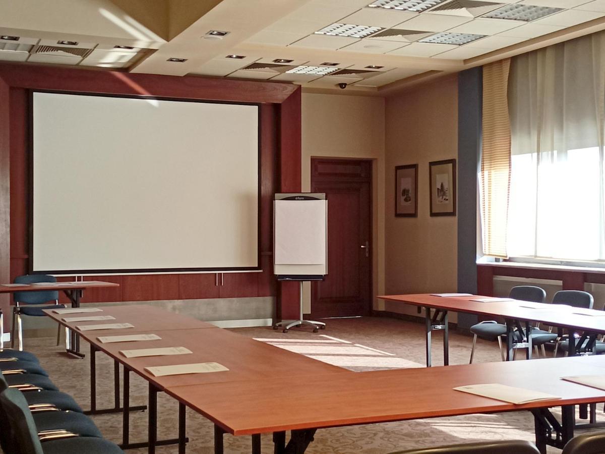 Booking Hotel & Spa Cracovie Extérieur photo A typical classroom at the university