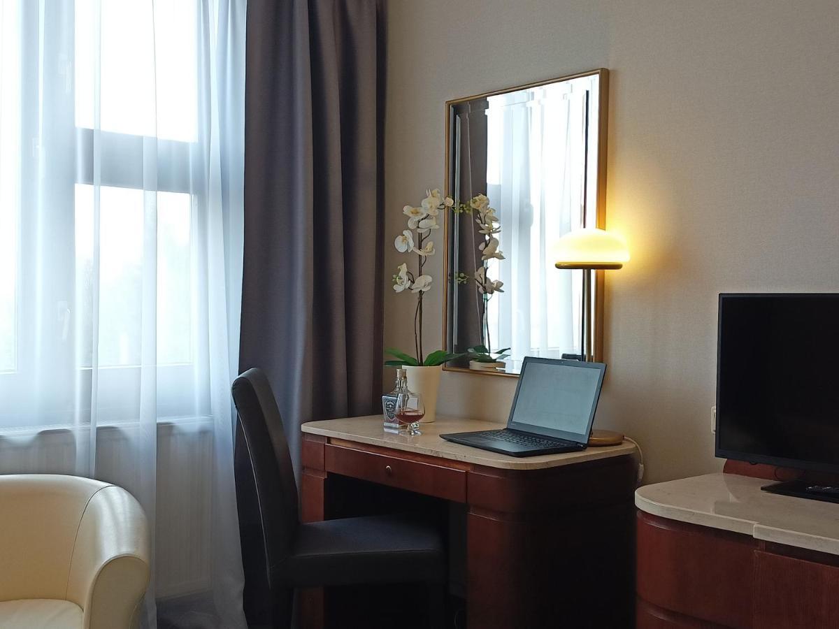 Booking Hotel & Spa Cracovie Extérieur photo A room at the hotel